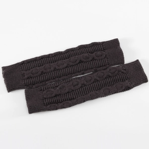Détail de mitaines marron foncé avec grosse maille torsadée et design sans doigts