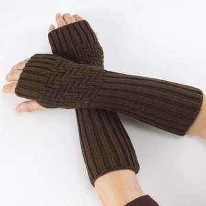 Nahaufnahme der dunkelbraunen Strickstulpen mit detailliertem Rautenstrickmuster