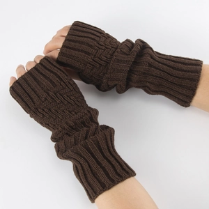 Nahaufnahme dunkelbrauner fingerloser Strickhandschuhe mit Rippstruktur und langen Ärmeln
