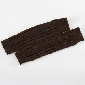 Détail de chauffe-bras marron foncé avec maille torsadée et finitions aux poignets côtelés