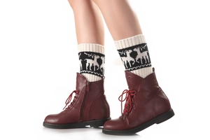 Détail de bottines bordeaux à lacets avec jambières festives en tricot à motif de renne