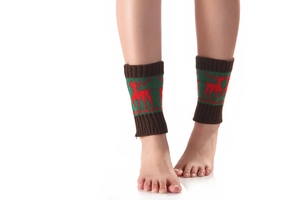 Détail de jambières de Noël tricotées avec motifs de renne et patchwork coloré