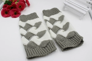 Detailed cable knit pattern on gray and white color-block fingerless warm gloves