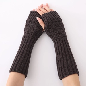 Detailansicht der kaffeebraunen Strickstulpen mit Rautenmuster und Rippenstrick-Design