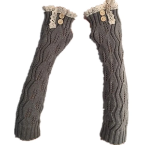 Mitaines longues gris foncé en maille dentelle et boutons bois pour automne hiver