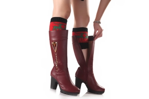 Détails des bottes hautes en cuir bordeaux avec clous dorés et talon épais pour l'hiver