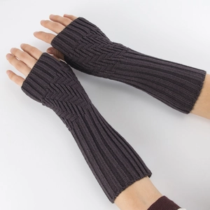 Makroaufnahme dunkelbrauner fingerloser Strickhandschuhe mit geometrischen Mustern und Rippbündchen