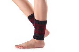 Détail de jambières en tricot avec motif de cerf vintage bleu marine et rouge