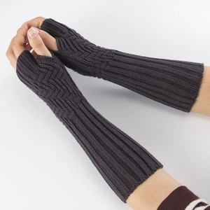Nahaufnahme dunkelgrauer Strickstulpen mit Jacquard-Muster und gerippten Bündchen am Ärmel