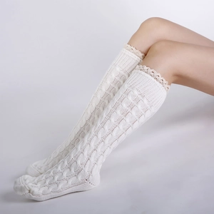 Jambières en tricot avec motif torsadé et bordure en dentelle pour les bottes