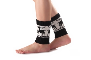 Détail de jambières de Noël tricotées avec motif de renne noir et blanc chic