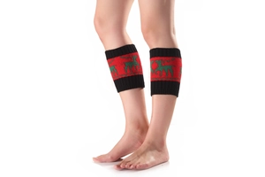 Détail de jambières en tricot rayées rouge et noir avec motif de renne de Noël vert