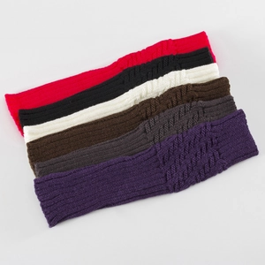 Nahaufnahme von Zopfmuster-Armstulpen in sechs Farben mit dicker Stricktextur
