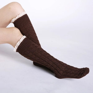 Détails de jambières marron foncé en tricot torsadé avec bordure en dentelle blanche