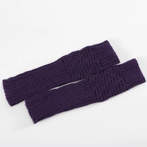 Detailaufnahme der dunkelvioletten Strickstulpen mit feinem Rauten-Zopfstrickmuster