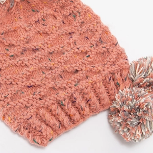 Gestrickte Ohrenklappenmütze mit buntem Mischgarn, Wellentextur und drei Pompons