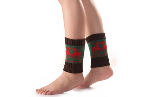 Détail de jambières de Noël en tricot avec motif renne festif et finitions bord-côte