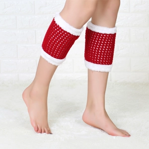 Detalle de calentadores de punto rojo navideño con ribete de piel sintética blanca suave