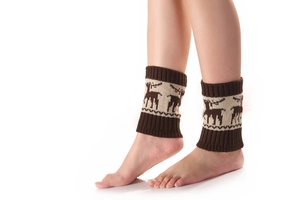 Détail de jambières en tricot avec motif de renne brun et revers élastiques côtelés