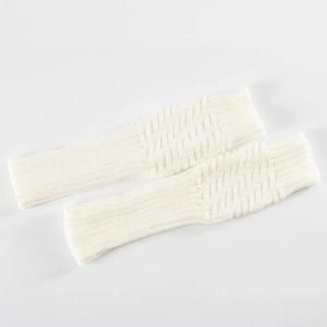 Detail von weißen gestrickten Armstulpen mit Rippbündchen und weicher Textur
