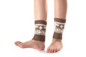 Gros plan de jambières en tricot avec motif renne et contraste marron et blanc