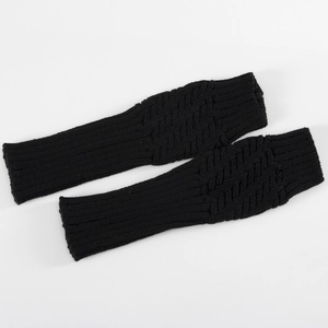 Detaillierte Strickstruktur schwarzer fingerloser Handschuhe mit klassischem Zopfmuster