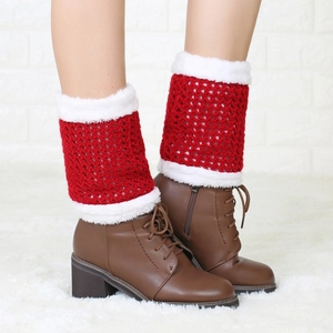 Detalle del tejido rojo de estos calentadores navideños con ribete de piel sintética