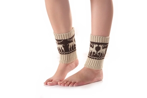 Détails du tricot de jambières beige et marron avec motifs de renne de Noël