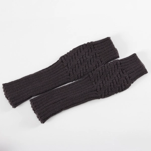 Detailaufnahme von dunkelbraunen Strick-Armstulpen mit Zopfmuster und Rippstrick-Textur