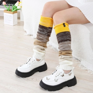 Détail de jambières en tricot rayé avec des rayures multicolores et des boutons décoratifs