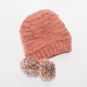 Rosafarbene Strickmütze mit bunten Jacquard-Mustern und zwei weichen Bommeln für den Winter