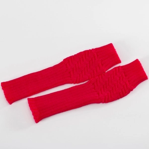 Detailansicht roter Strick-Armstulpen mit Kreuzstichmustern und elastischen Rippbündchen
