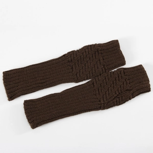 Nahaufnahme dunkelbrauner Zopfstrick-Armstulpen mit Streifentextur und geripptem Saum