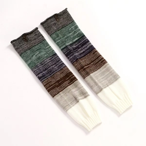 Détail de jambières en tricot à rayures colorées avec boutons marron et bords côtelés