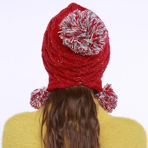 Gestrickte Wintermütze mit Ohrenschützern, Jacquard-Muster und drei Bommeln