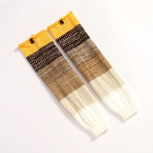 Détail du tricot et du bouton sur les jambières rayées multicolores en laine douce