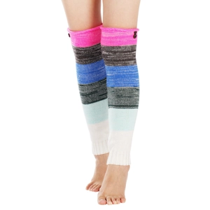 Détail de jambières en tricot à rayures colorées avec boutons décoratifs et texture douce
