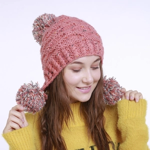 Detail der korallenrosa Strickmütze mit Ohrenklappen, Zopfmuster und drei Regenbogen-Pompons
