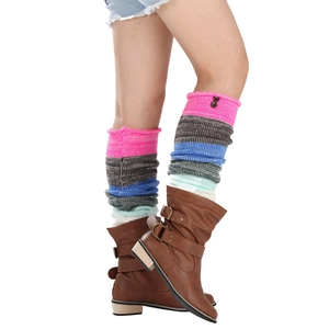 Détail rapproché de jambières en tricot rayé avec boutons décoratifs et texture douce et souple