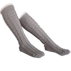 Jambières grises en maille torsadée avec dentelle crème pour bottes d'hiver et confort