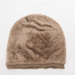 Detailansicht der kamelfarbenen Strickmütze mit weichem Fleecefutter und Rippbündchen