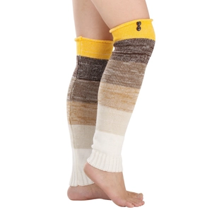 Détail de jambières en tricot rayé coloré avec boutons vintage et texture côtelée