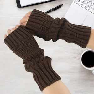 Dunkelbraune fingerlose Handschuhe mit Zopfmuster und diagonalen Streifen für den Winter