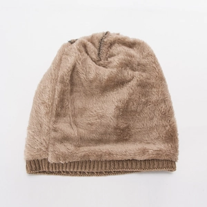 Detalle del forro polar cálido y el tejido de punto grueso del gorro de invierno marrón