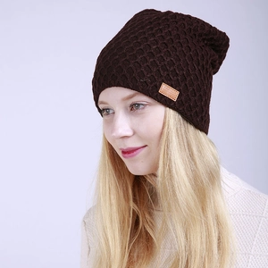 Vista de detalle del gorro de punto tipo gofre marrón oscuro con forro polar y etiqueta