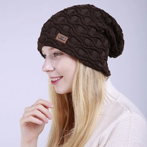 Dunkelbraune Strickmütze mit Wellenmuster und Lederetikett für Herren und Damen im Herbst