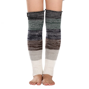 Détail de jambières rayées au-dessus du genou en tricot avec boutons vintage