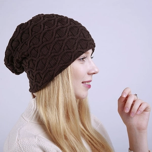 Detail einer dunkelbraunen Strickmütze mit dickem Rautenmuster für den Winterkomfort