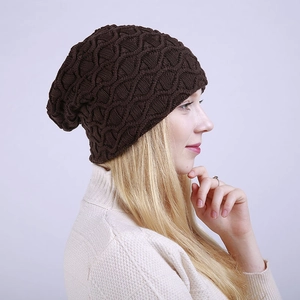 Detailansicht der tiefkaffeebraunen Strickmütze mit strukturiertem Diamant-Wellenmuster
