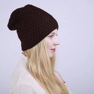 Detalle del gorro marrón oscuro con tejido de nido de abeja 3D y estilo suave y holgado